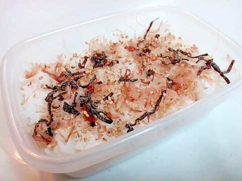 お弁当 おかかと塩昆布と白ごまのご飯